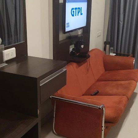 أحمد أباد Hotel Park Land المظهر الخارجي الصورة