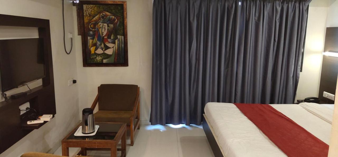 أحمد أباد Hotel Park Land المظهر الخارجي الصورة