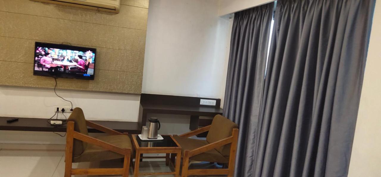أحمد أباد Hotel Park Land المظهر الخارجي الصورة