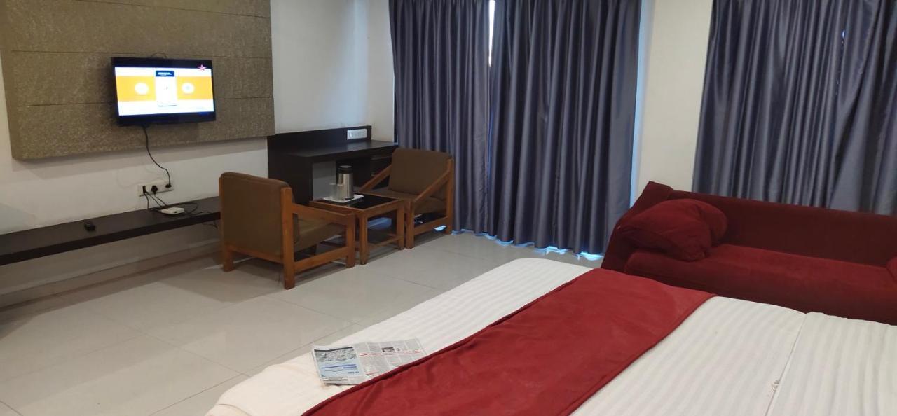 أحمد أباد Hotel Park Land المظهر الخارجي الصورة