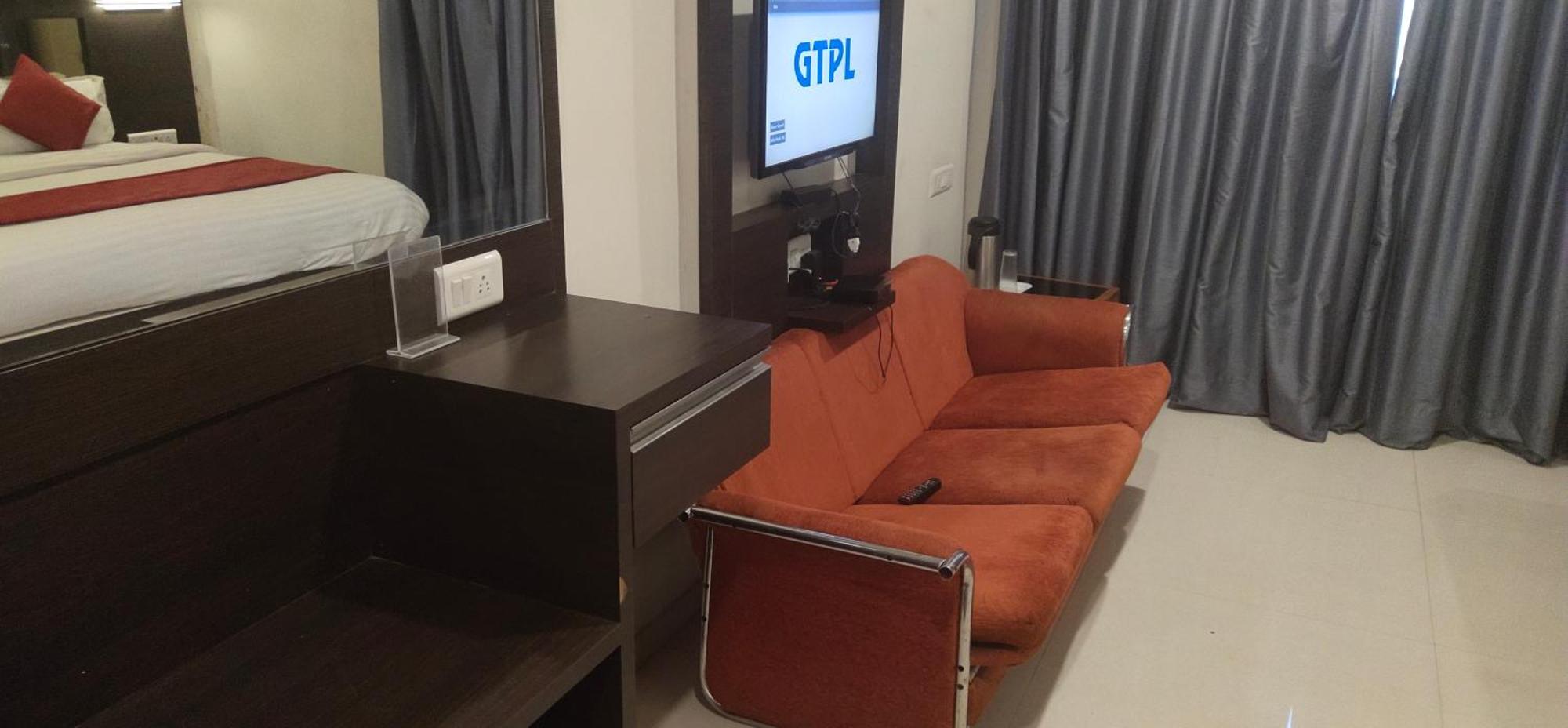 أحمد أباد Hotel Park Land المظهر الخارجي الصورة